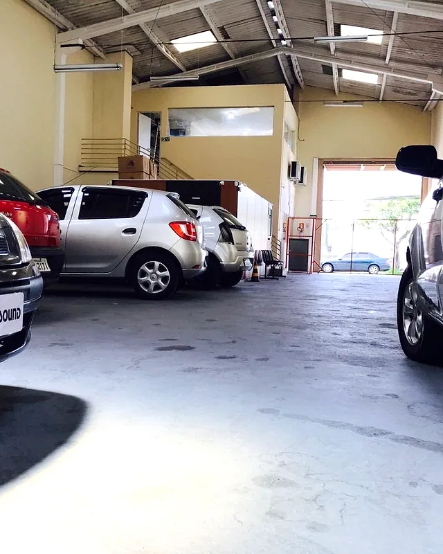 Trabalho de película automotiva na loja