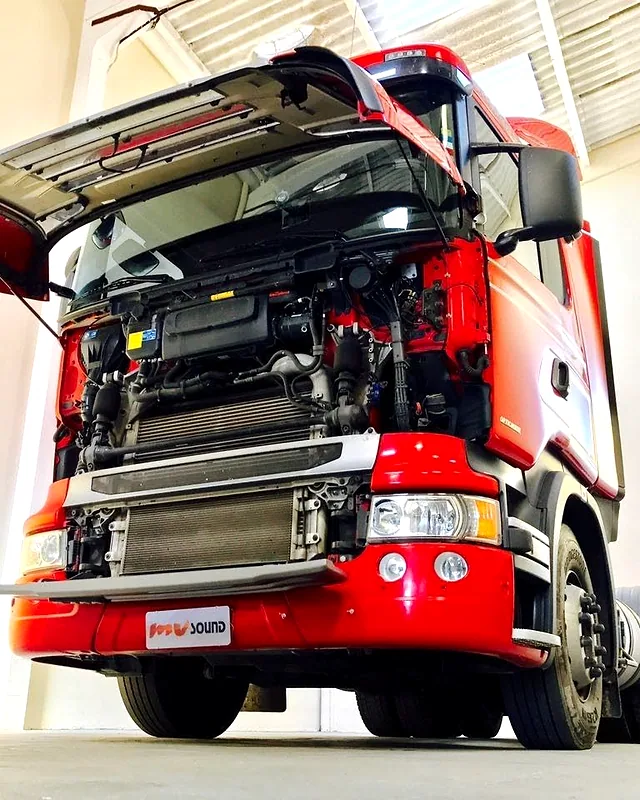 Instalação em caminhão Scania na oficina