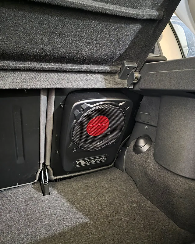 Subwoofer Nakamichi instalado